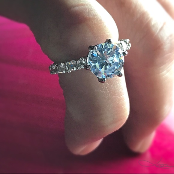 Round Cut Brilliant Diamond Ring - Picture 4 of 5